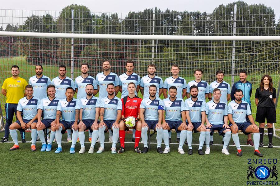 Rita D’Angelo (à l’extrême droite) avec l’équipe de « Napoli Club Zurigo Partenopea » - le club fondé par son mari et pour lequel elle est indispensable en tant qu’arbitre. 