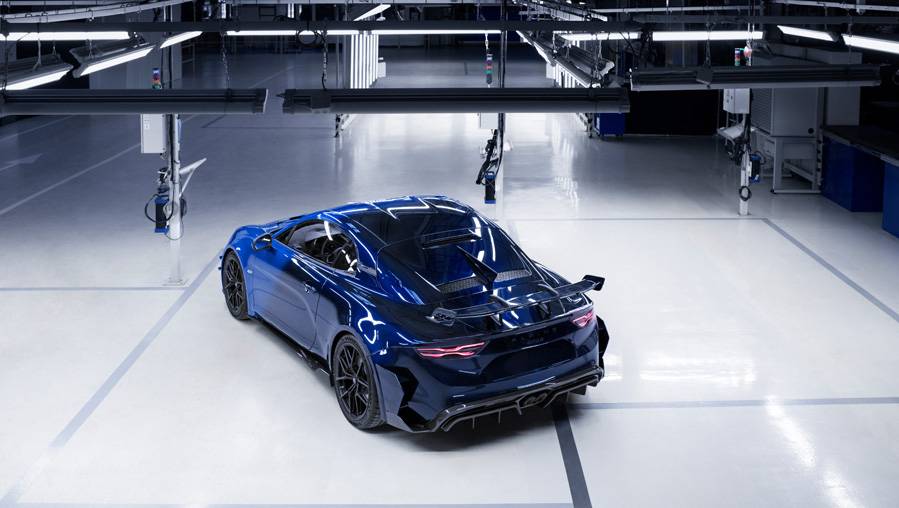 « La Bleue » vue de l’arrière : de l’aérodynamique, pas des excuses ; un aileron, pas du folklore. À Dieppe (F, Normandie), l’A110 devient un salut final — tranchant, et très cher.