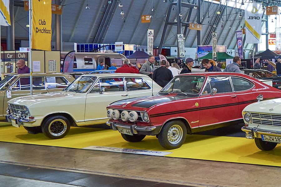 Reihe mit Haltung: Opel-Klassiker der Sechziger und Siebziger in Bestform – geschniegelt, geliebt und bereit, Geschichten aus einer analogen Autowelt zu erzählen.