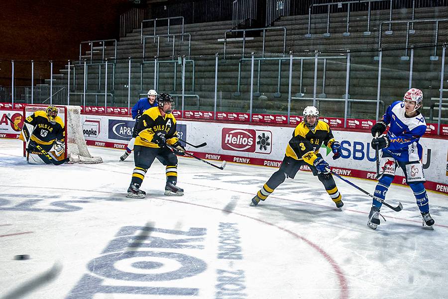 Zählt zu den zuverlässigsten Verteidigern, die je in Sils gespielt haben – Rico Gruber (links, mit Gitter und «A» auf der Brust) im Trainingslager in Schwenningen. 