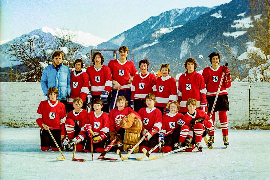 Schon mit 13 Jahren ein begeisterter Eishockeyspieler: Rico Gruber (untere Reihe, rechts vom Goalie) mit der Jugendmannschaft vom EHC Sils.