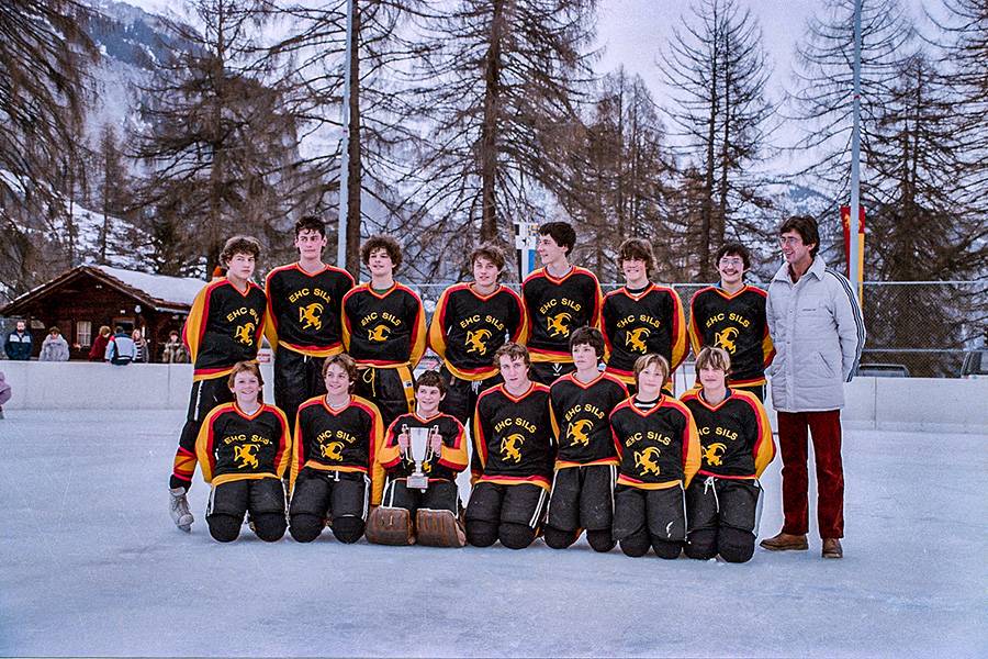 Ausgezeichnet: Das Juniorenteam vom EHC Sils mit Rico Gruber (oben links, stehend) und Pokal holt sich auf der Natureisbahn von Flims den Turniersieg. 