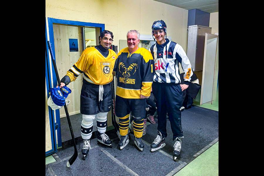 Die Kunsteisbahn-Einweihung war ein Erfolg: Rico Gruber mit seinem Sohn Janis (Schiedsrichter) und Eishockey-Ikone Andreas Ambühl, der in seiner Karriere von 2000 bis 2025 mehr als 1300 NLA-Spiele bestritten hat. 