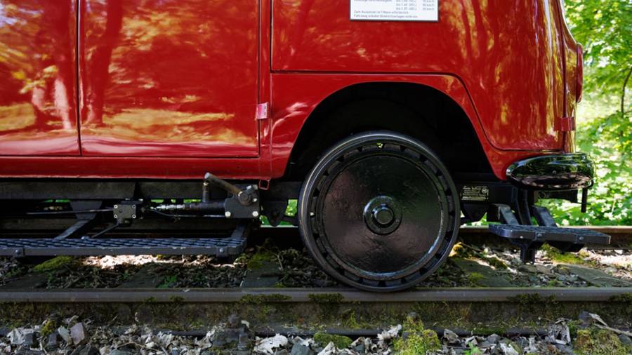 Gros plan sur la technique qui change tout : là où des pneus rouleraient normalement, on trouve ici une roue de rail — portée par un cadre supplémentaire et un train de roulement spécifique. Bulli de série au-dessus, véhicule ferroviaire au-dessous : c’est exactement ce mélange qui rend le Klv 20 si unique.