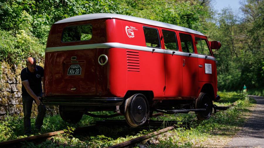 L’astuce qui simplifiait le quotidien sur la ligne : grâce au dispositif de levage et de rotation, une seule personne peut soulever le Bulli sur rails, le pivoter de 180 degrés et le reposer sur la voie. Pas de manœuvres, pas de détour — un geste, et le Klv 20 repart comme si c’était la chose la plus normale du monde.