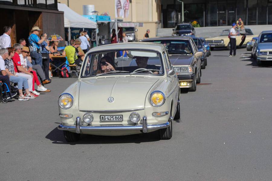 Ein VW 1600 Variant fährt vor, kommentiert vom Speaker – genau so fühlt sich «OSMT» an: entspanntes Ankommen, ehrliche Autos und ein Publikum, das lieber zuhört als drängelt.