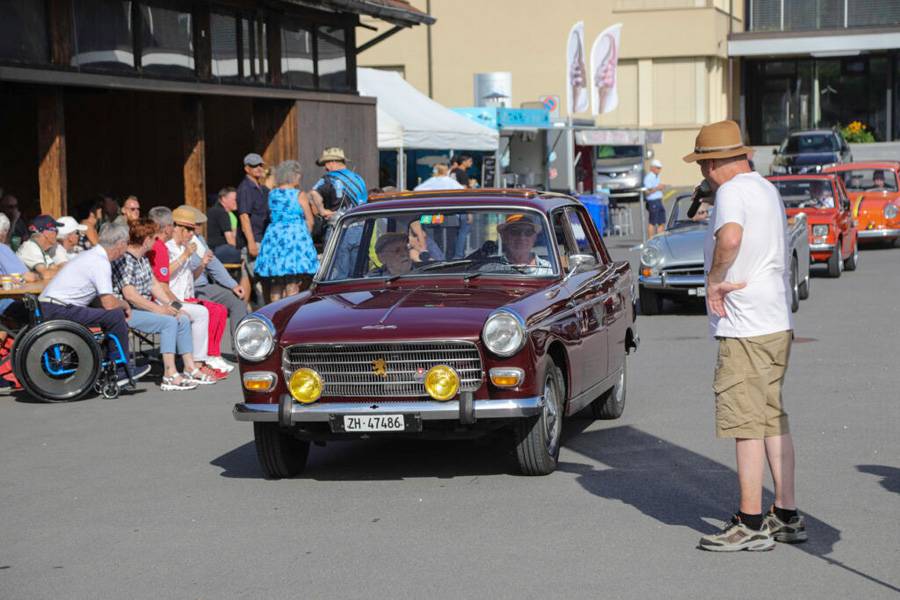 Commenté, applaudi, admiré : pendant que le speaker anime, un classique britannique passe au pas — petite scène, grand effet.