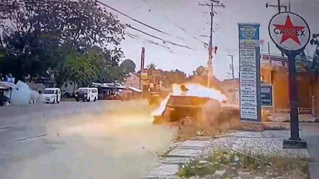 Feuerball am Strassenrand: Kurz nach sechs Uhr morgens trifft eine RPG/B40-Panzerfaust den Land Cruiser im Konvoi von Bürgermeister Akmad Mitra Ampatuan – Sekunden später fährt er weiter.