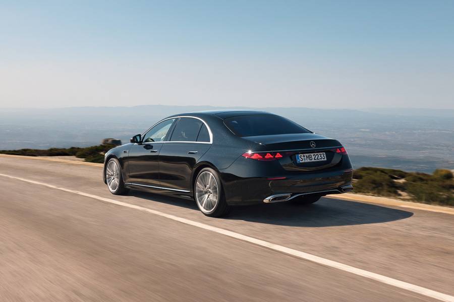 Silhouette classique, effet contemporain : trois étoiles à l’arrière et une présence qui, même à vitesse élevée, ressemble à du calme.