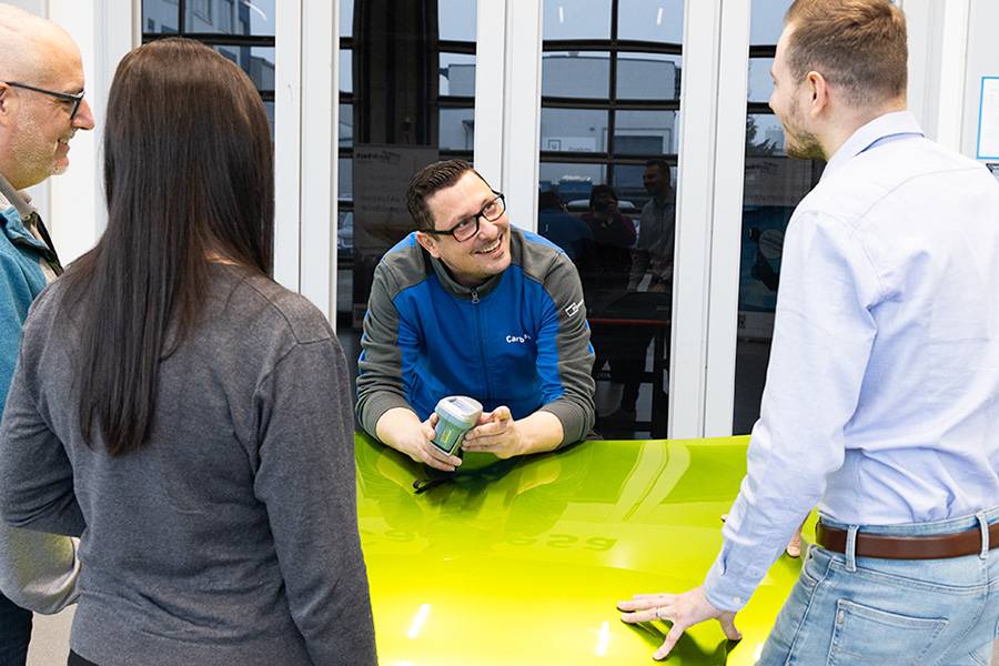 Praxisnaher Austausch auf Augenhöhe: Anwendungstechniker demonstrieren Lacksysteme, beraten Kunden und entwickeln gemeinsam Lösungen für den Werkstattalltag.