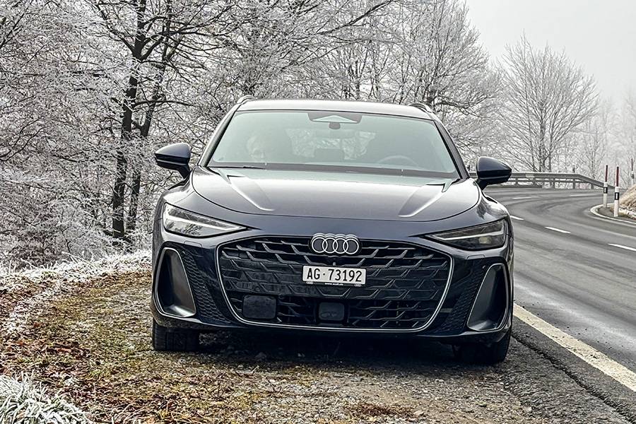 Frontansicht mit Frostkulisse: Der A6 steht wie ein souveräner Platzhirsch im Winterwald da. Breitbeinig, flach, mit entschlossener Lichtsignatur – ein Kombi, der keinen Zweifel daran lässt, dass hier Luxus und Leistung nicht verhandelt, sondern vorausgesetzt werden.