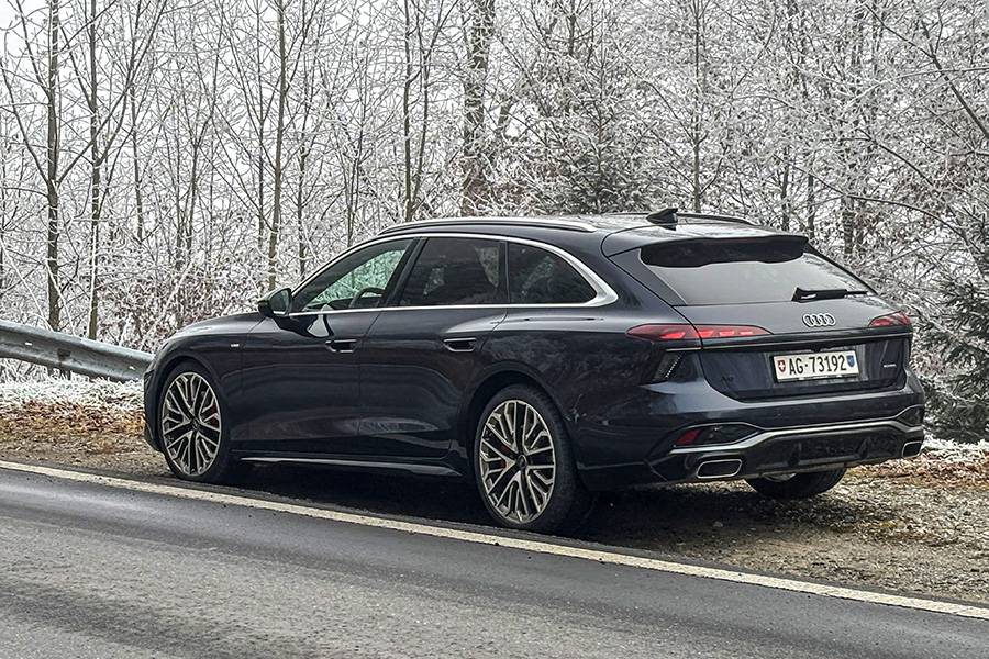 Dezent statt demonstrativ: Der A6 steht am Strassenrand wie ein Gentleman im Massanzug. Keine scharfen Kanten, keine lauten Gesten – nur saubere Linien, breite Schultern und das Versprechen, dass Komfort und Tempo in aller Ruhe koexistieren.