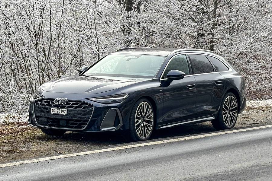 Vue trois-quarts : en version « S line », l’Audi affiche sa longueur élégante et un design d’une sérénité presque sculpturale. Surfaces lisses, poignées affleurantes, grandes roues. Une familiale ? Oui, mais toujours prête pour une sortie extraordinaire.