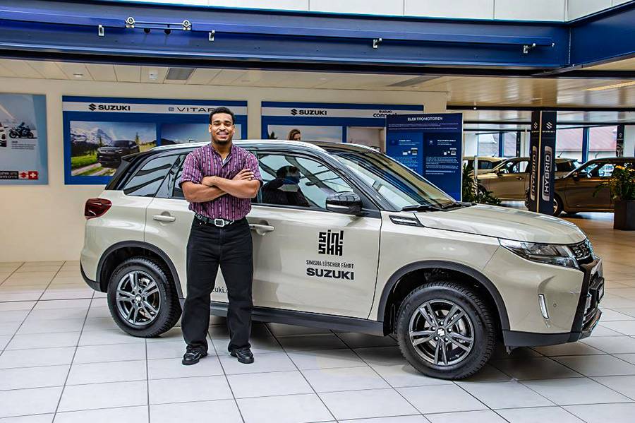 Sinisha Lüscher und sein erstes Auto: ein Suzuki Vitara 1.4 Compact Top in Savannah Ivory Metallic – übergeben im Autocenter Safenwil.