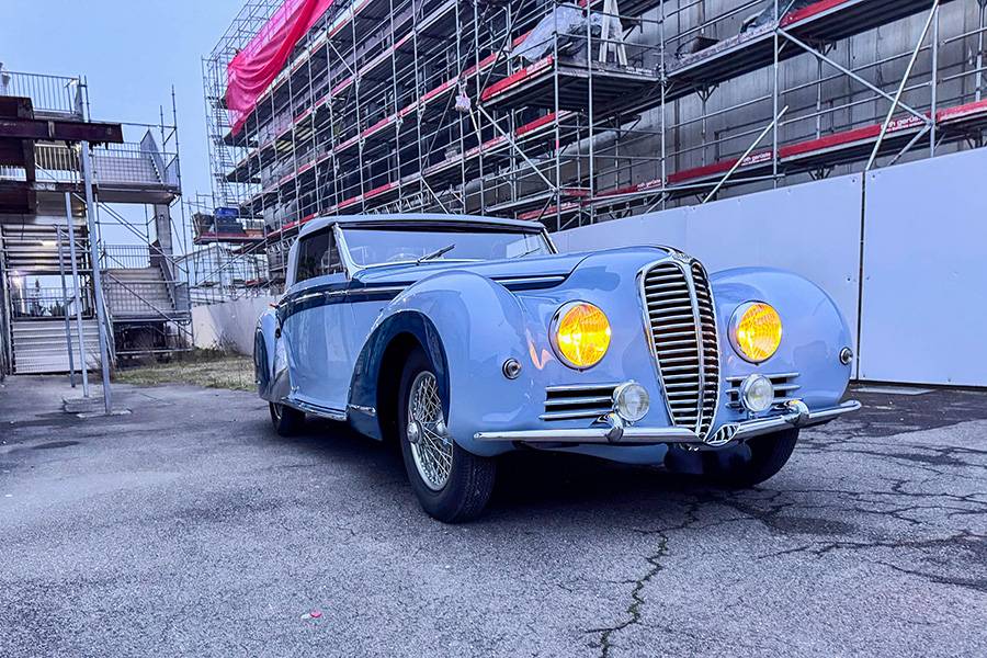 Tiefe, Glanz und Kontur: Die Keramikversiegelung verleiht dem hellblauen Lack jene optische Ruhe, die die schwungvollen Ponton-Kotflügel erst richtig zur Geltung bringt.