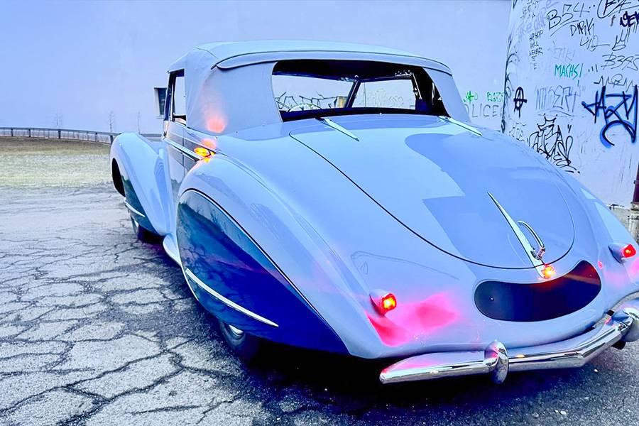 L’arrière comme manifeste : lignes fluides, feux discrets, et une surface qui attrape la lumière du soir comme si elle avait été faite pour ça. Traitée céramique — et visiblement sereine.