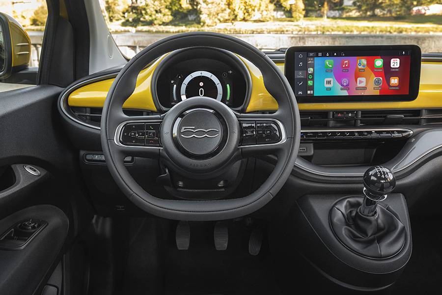 Plus d’écran, moins de chichi : combiné d’instruments numérique, infotainment large et pourtant un vrai levier de vitesses — la 500 Hybrid marie charme rétro et connectivité moderne.