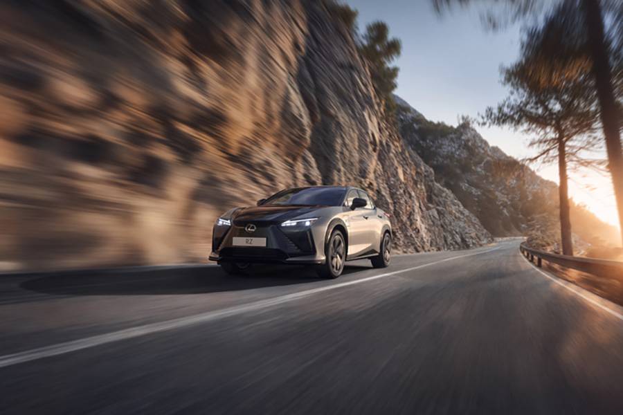 Kurve, Felswand, Tempo: Genau hier soll Steer-by-Wire seine Präzision ausspielen – direkt, ruhig und kontrolliert. Im Zusammenspiel mit dem elektrischen Allradantrieb Direct4 verspricht Lexus ein Fahrgefühl, das nicht nach Technikshow klingt, sondern nach Selbstverständlichkeit.