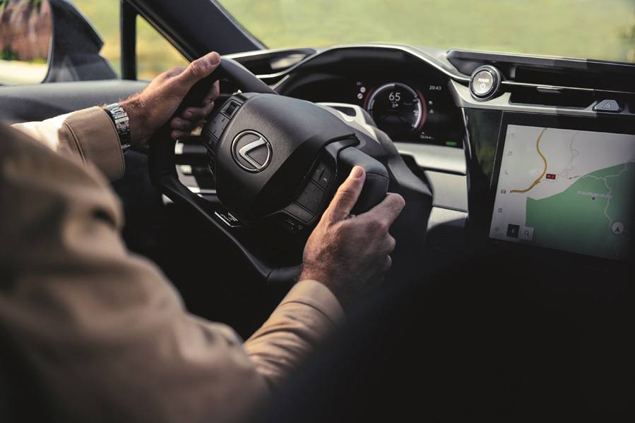 Le volant compact façon manche d’avion n’est pas qu’un effet de style : avec seulement 200 degrés de butée à butée, les changements de direction se font presque sans déplacer les mains. S’y ajoute une démultiplication variable, qui stabilise à vitesse élevée et soulage lors des manœuvres.