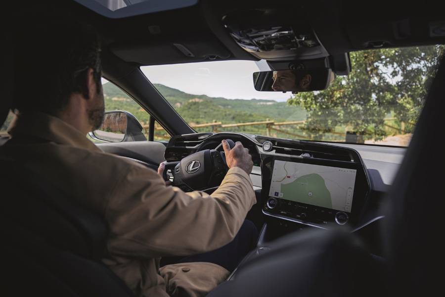 De l’air, de la visibilité, peu de distraction : l’architecture ouverte suit l’idée que le regard vers l’avant doit rester prioritaire. La direction filtre les perturbations — tout en laissant passer assez d’informations pour que le lien à la chaussée ne reste pas un slogan.