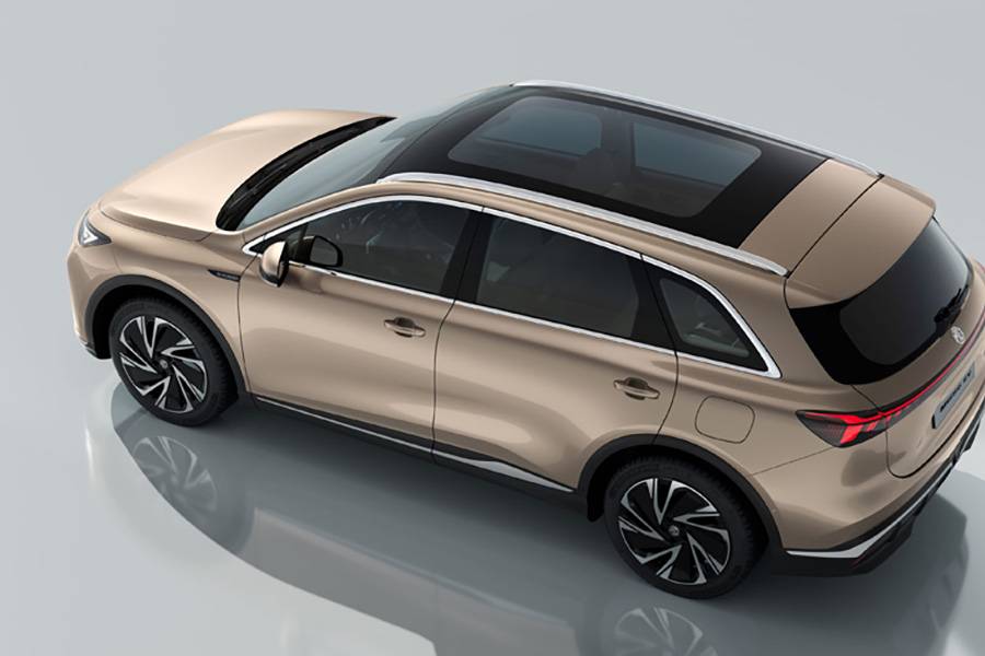 Hinten zieht sich die Lichtsignatur wie ein roter Strich durchs Design – passend zu einem SUV, der auf Alltag trimmt: gross, praktisch, und beim Laden schnell wieder einsatzbereit.