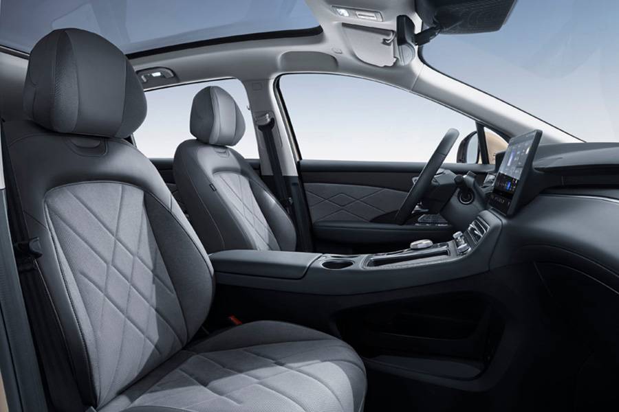 Innen wird’s zur Technik-Lounge: 12,8-Zoll-Infotainment und 10,25-Zoll-Display stehen im Mittelpunkt, dazu Sitze mit Heizung und Belüftung – Luxus ist hier nicht Option, sondern Standard.