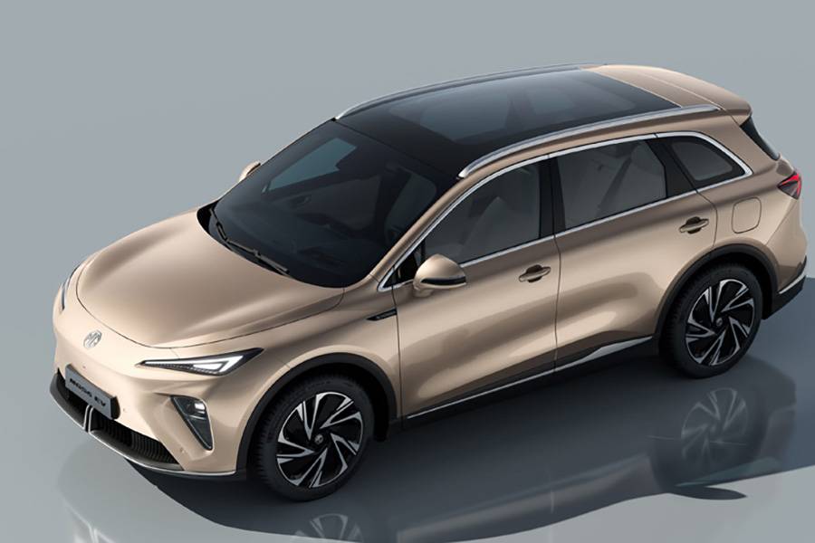 Vu du dessus, il évoque presque un jet d’affaires sur roues : toit étiré, beaucoup de vitrage, épaules larges – et, dessous, la même batterie de 77 kWh, quelle que soit la transmission.