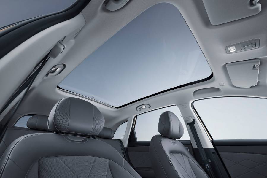 Beaucoup de ciel, peu d’ombre : le toit ouvrant panoramique inonde l’habitacle de lumière et donne au MGS6 EV une sensation d’espace encore plus généreuse.