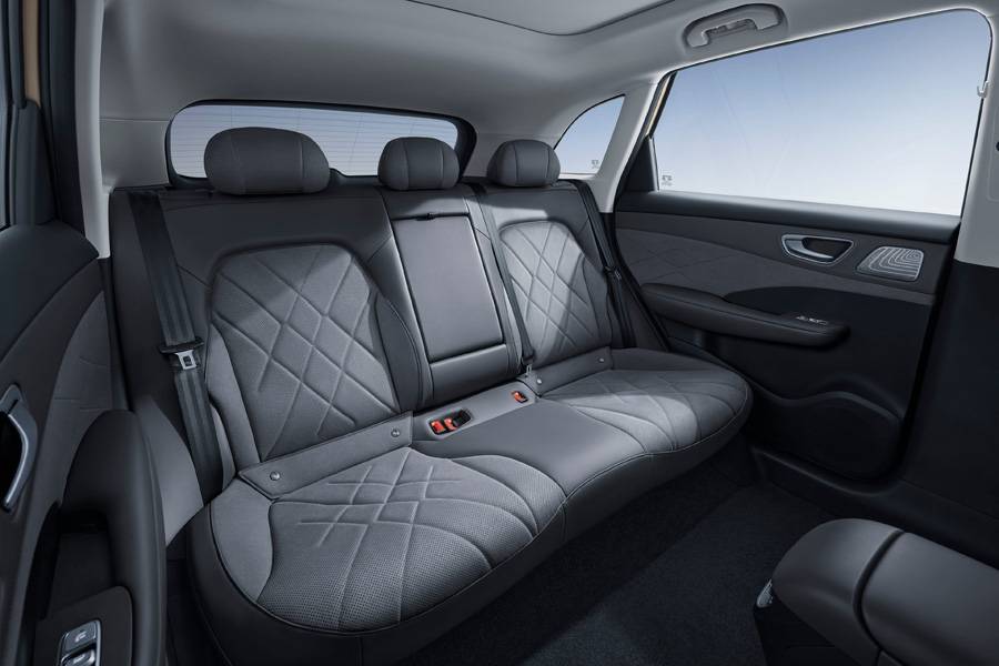 La deuxième rangée montre la priorité de MG : de la place et du confort, sans drame. Et quand le quotidien exige plus de volume, le coffre grimpe jusqu’à 1910 litres en rabattant la banquette.