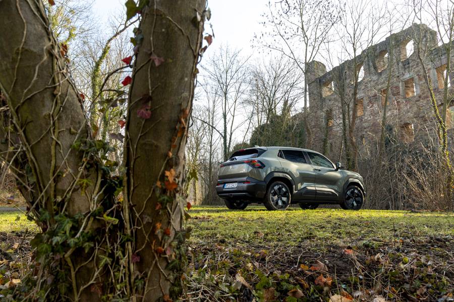 Zwischen Ruine und Winterlicht rollt er fast lautlos durchs Grün. Allrad dabei, Bodenfreiheit auch – aber ohne grossen Firlefanz, eher wie ein Begleiter, der einfach funktioniert.