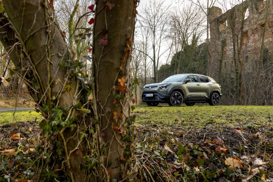 Seitenlinie mit versteckten Türgriffen und breiter C-Säule: kantig, eigenständig, sauber gezeichnet. Nur der Schulterblick will Aufmerksamkeit – gerade, wenn hinten jemand auf zwei Rädern unterwegs ist.