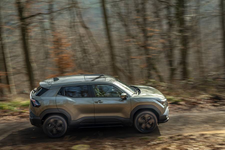 Waldkulisse, tiefes Licht, ruhiger Tritt: Der zweite Motor hinten macht’s gelassen, wenn der Untergrund schlechter wird. Kein Krawall, nur Traktion – und weiter geht’s.