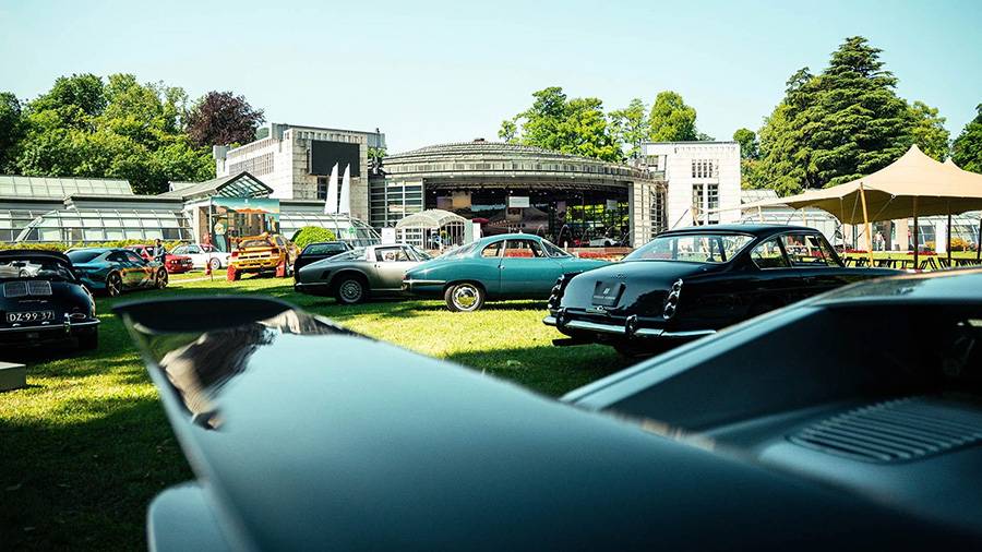 Morgenlicht über dem Rasen von Villa Erba: Während der Comer See noch schläft, stehen die ersten automobilen Juwelen bereits Spalier – geschniegelt und bereit für grosse Auftritte und noch grössere Gebote.