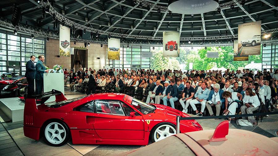 Volles Haus, gespannte Gesichter: Ein Ferrari F40 im Rampenlicht, der Auktionator am Pult – und ein Saal, in dem jede hochgezogene Augenbraue Millionen bedeuten kann. Cernobbio im Ausnahmezustand.