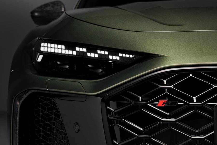 Blickkontakt mit RS-DNA: abgedunkelte Matrix-LED mit markanter Lichtsignatur, dazu der dreidimensionale Singleframe mit Wabenstruktur. Ein Detailfoto, das ziemlich deutlich «Platz da» sagt.