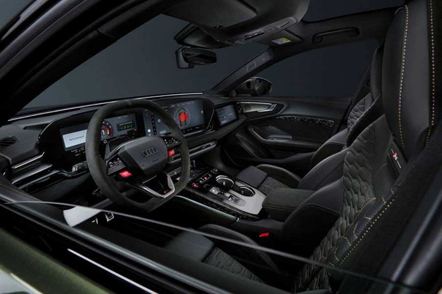 Innen mehr Kommandozentrale als Wohnzimmer: Sportsitze mit Wabensteppung, RS-Details und ein Lenkrad, das nach «Moduswechsel» verlangt. Die Displays liefern die Show – der Antrieb die Pointe.