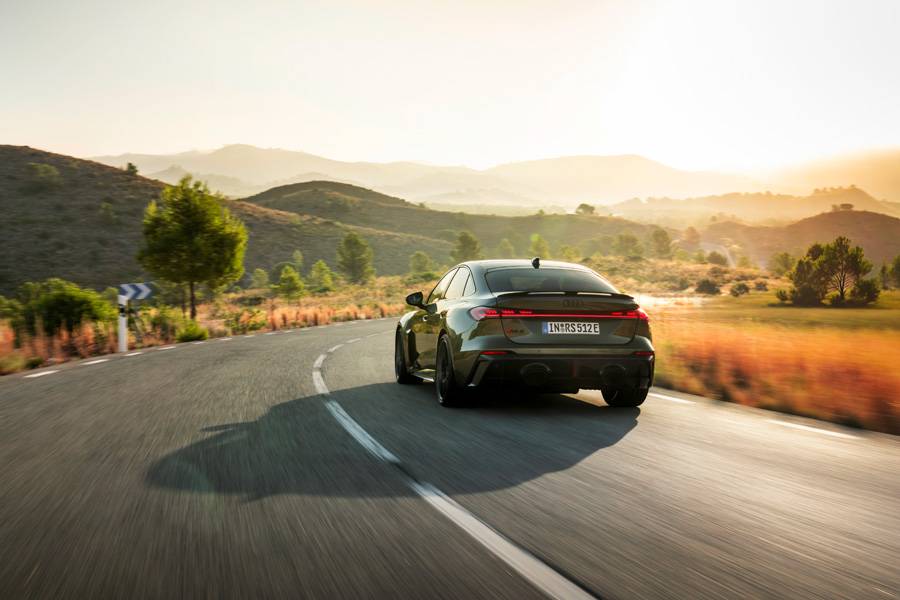 Il sait aussi avaler les kilomètres : le matin en électrique en ville, le soir 0–100 en 3,6 s — le RS 5 joue le grand écart sans entracte. Et il a l’air pressé de le prouver.