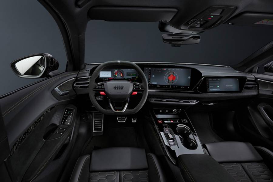 Trois écrans, message limpide : combiné numérique, grand MMI et écran passager déploient le panorama sur toute la largeur. Ici, la performance ne se contente pas de se conduire : elle se mesure et s’affiche en direct.