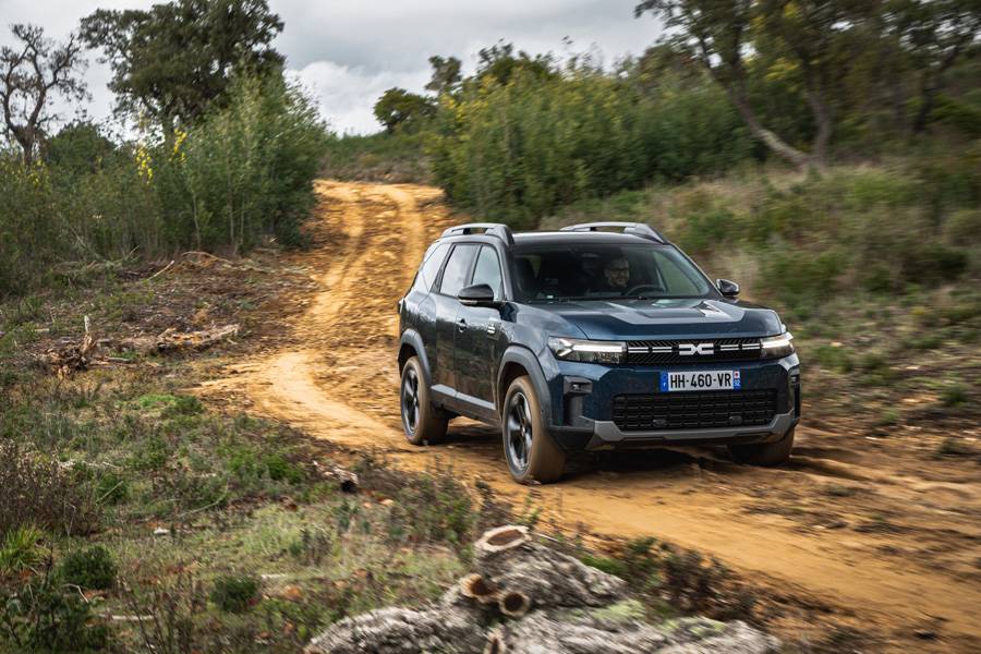 Der Bigster auf losem Untergrund – mit erhöhter Bodenfreiheit, robusten Beplankungen aus Kunststoff und Allradtechnik zeigt das SUV, dass es nicht nur auf Asphalt zu Hause ist.