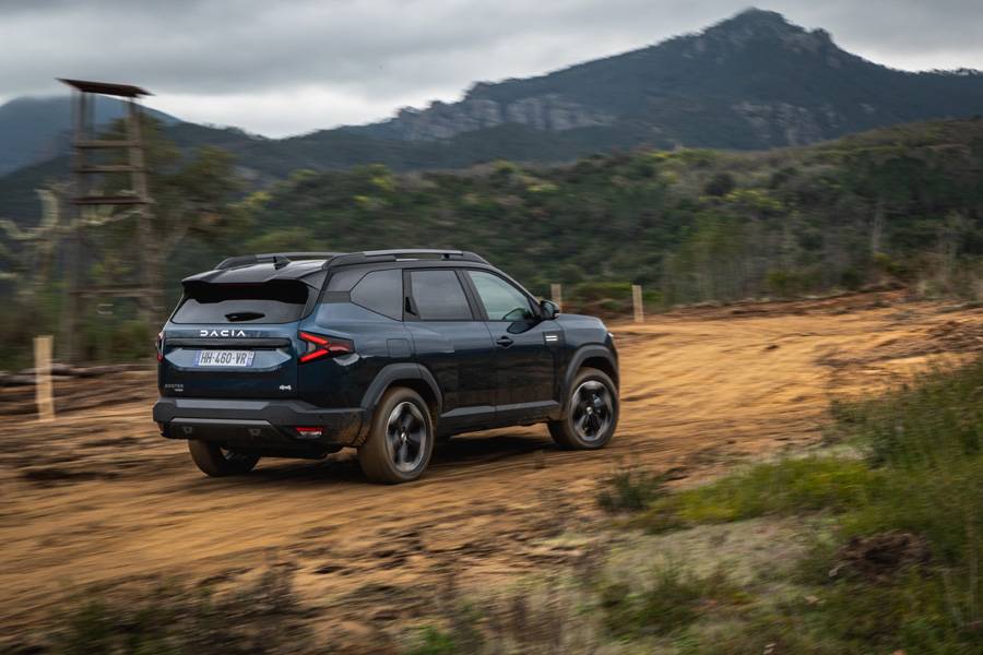 Kantige Linien, breite Schultern und die markante Lichtsignatur prägen das Heck des Bigster – ein Auftritt, der mehr Abenteuer verspricht, als der Preis zunächst vermuten lässt.