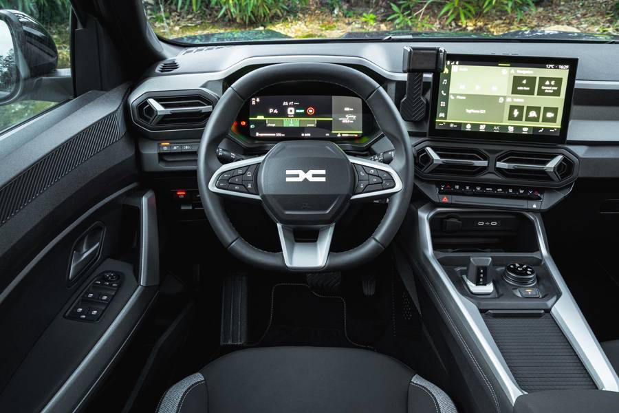 Aufgeräumtes Cockpit im Bigster: Digitales Kombiinstrument, zentraler Touchscreen und der Drehregler für die Fahrmodi bringen moderne Technik in ein bewusst funktional gehaltenes Interieur.