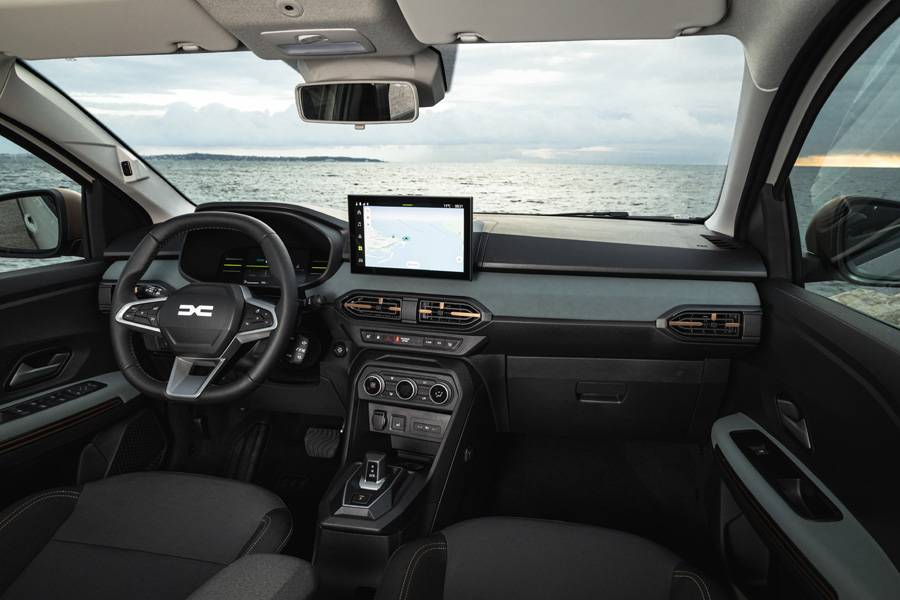 Aufgeräumtes Interieur im Dacia Jogger – zentraler Touchscreen, digitale Anzeigen und klar strukturierte Bedienelemente sorgen für moderne Funktionalität mit bewusst unkompliziertem Anspruch.