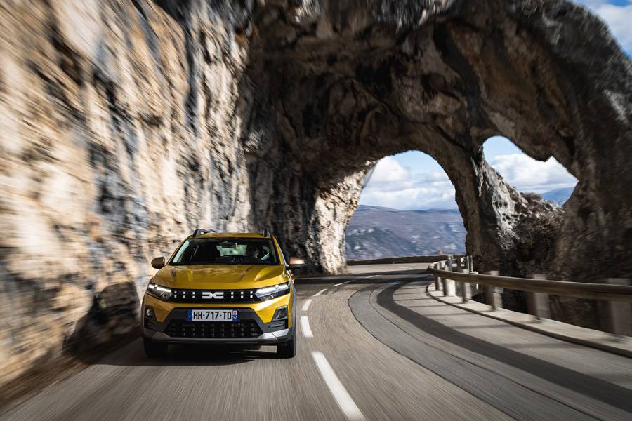 Le Dacia Sandero sur une route sinueuse au-dessus de la Côte d’Azur – compact, agile et doté de la nouvelle signature LED qui donne au best-seller une allure étonnamment affirmée. 