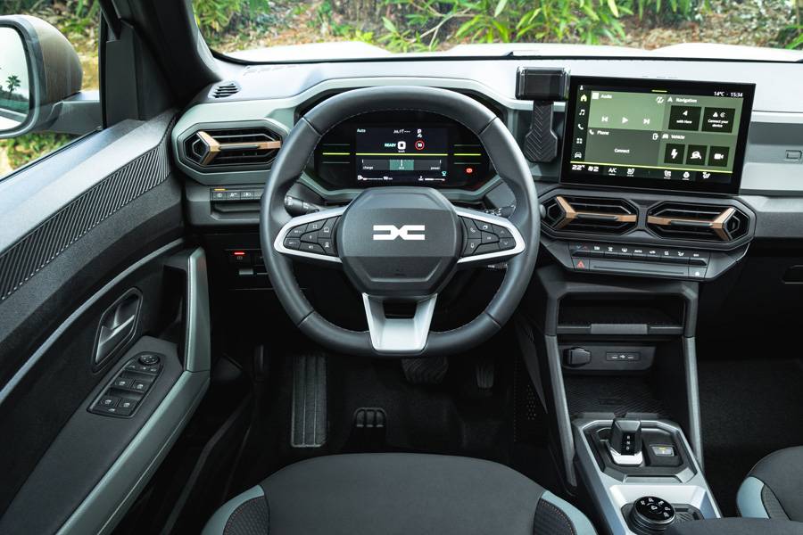 Cockpit modernisé du Dacia Duster : le combiné numérique, l’écran tactile central et les commandes clairement agencées associent robustesse et connectivité contemporaine.