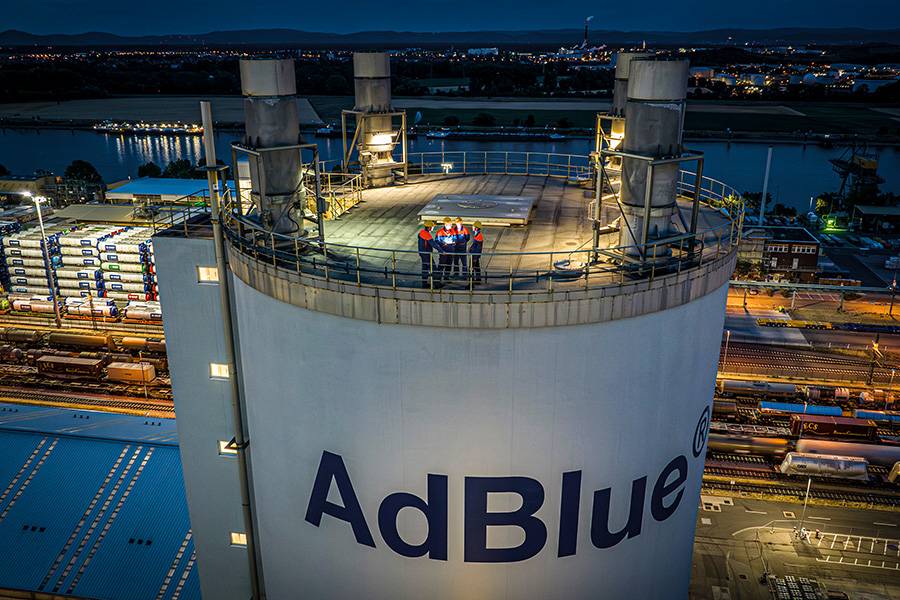 Hoch hinaus: Auf dem AdBlue-Tank über dem Güterareal wird sichtbar, was sonst im Verborgenen bleibt – AdBlue GE by BASF soll wie gewohnt NOx reduzieren, aber dank Grünstrom in der Herstellung mit besserem CO₂-Fussabdruck.