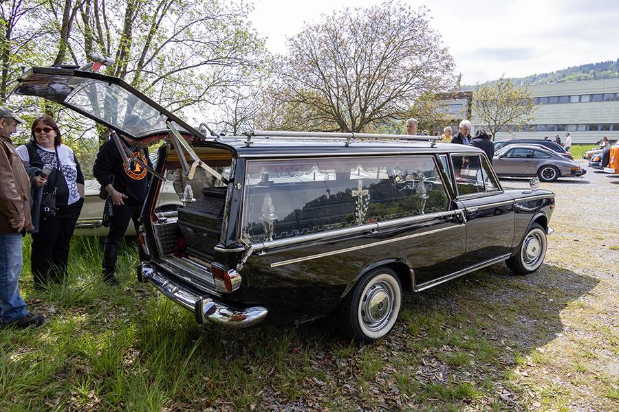 . . . 1965er Bestattungswagen Fiat 1500. Er ist eine Einzelanfertigung der italienischen Firma «Autotrasformazioni Pilato S. R. L.», die Luigi Pilato gegründet und ab 1963 mit Gattin Anna und den drei Töchtern Barbara, Silmava und Andreina geführt hat.