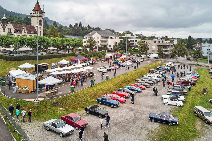 Aperçu : entre les stands du marché, les classiques et les visiteurs, l’Albisgüetli s’affirme comme un point de rencontre à l’esprit « fête de village ». Du parking rempli d’oldtimers et de youngtimers à la buvette, une chose saute vite aux yeux : ici, on vient pour les discussions d’essence — avec vue.