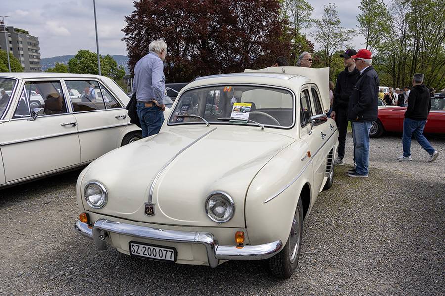 À l’Albisgüetli, on croise à chaque édition les plus beaux oldtimers et classiques : deux exemples, la Dauphine Gordini Renault de 1959, accompagnée d’une documentation complète, et le…