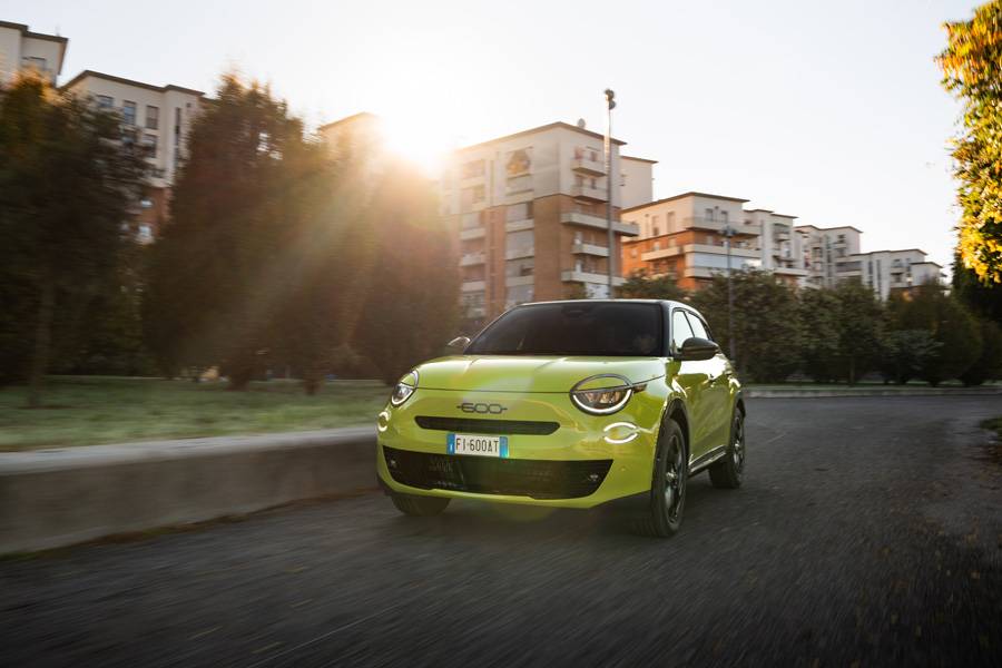 Sonne im Rücken, Stadt vor der Nase: Der 600 Hybrid Sport kombiniert 145 PS mit elektrischer Unterstützung – gedacht fürs schnelle Wegkommen an der Ampel, nicht fürs Drama.