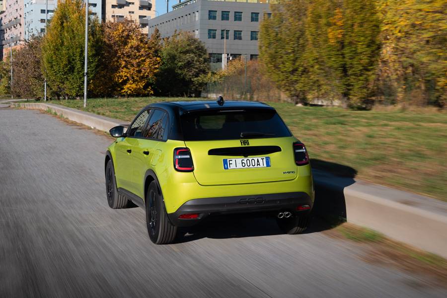 Hinterherblick mit Kante: Schwarz abgesetztes Dach, kräftige Schultern – und der Hybrid zeigt trotzdem sichtbar Auspuff.